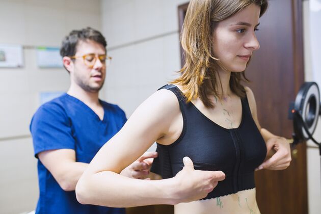 Indossare indumenti compressivi dopo l'ingrandimento del seno con acido ialuronico