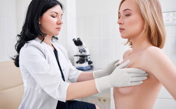 Esame da parte di un medico prima dell'intervento di ingrandimento del seno